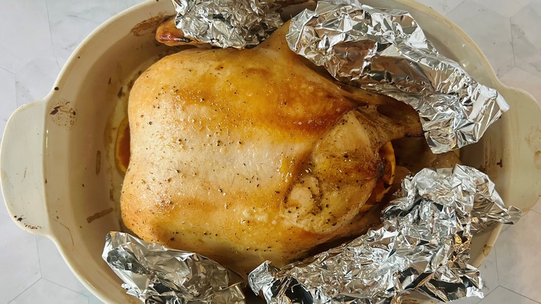 poulet rôti dans du papier d'aluminium