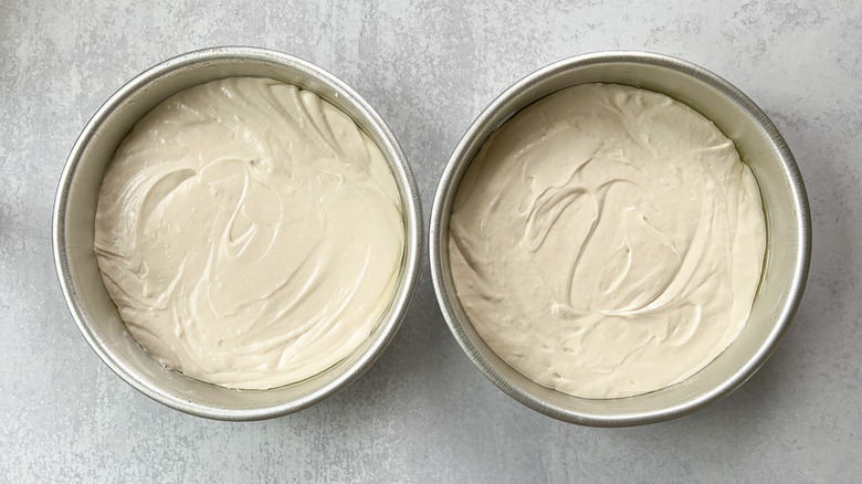 Pâte à gâteau au citron et à la lavande lumineuse et ensoleillée dans des moules à gâteaux ronds