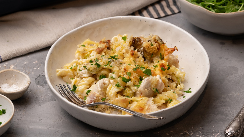 Gratin de pâtes au poulet et aux choux de Bruxelles