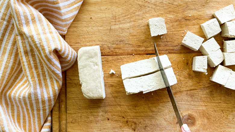 couper le tofu en dés au couteau à bord