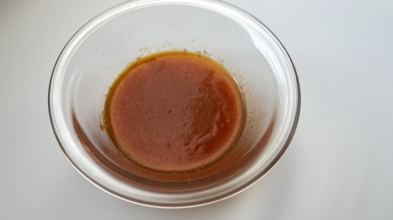 Sauce Buffalo dans un bol transparent