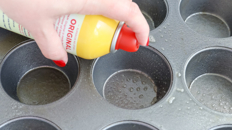 vaporiser un enduit de cuisson sur un moule à muffins