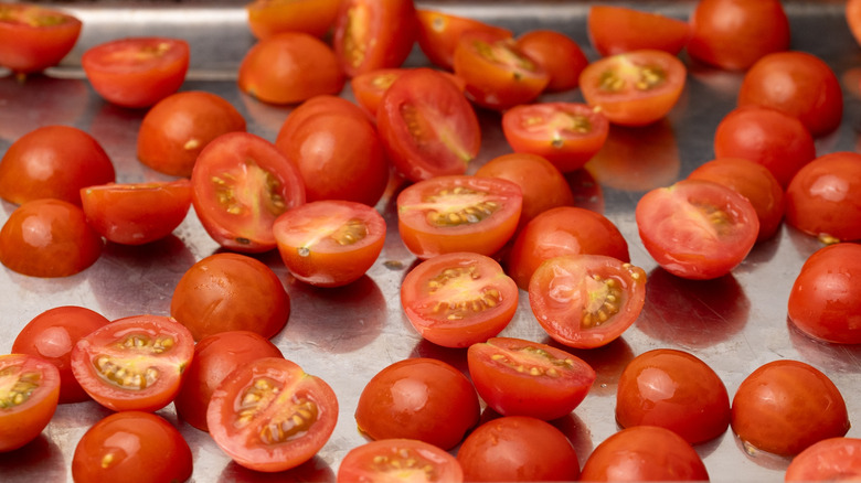 tomates tranchées dans une plaque à pâtisserie