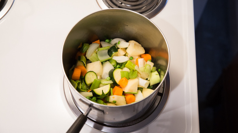 légumes sautés dans une casserole 