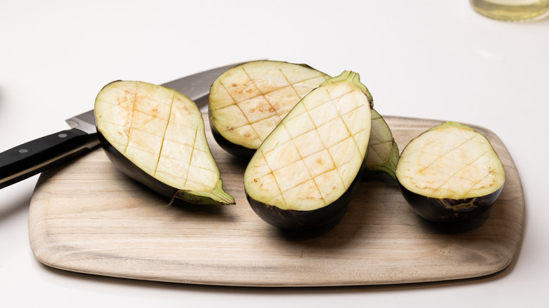 aubergines coupées en tranches sur une planche à découper