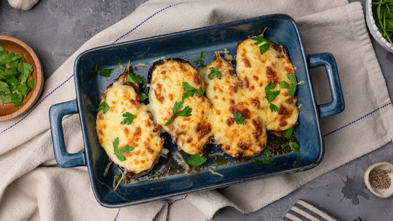 aubergines farcies à la dinde et au fromage dans un plat allant au four