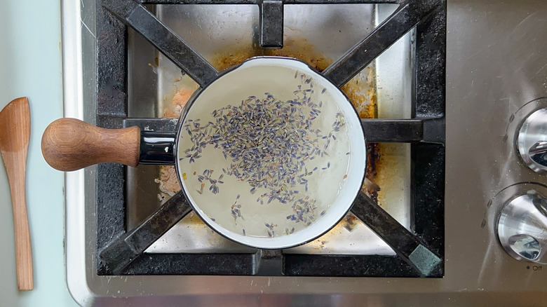 Sucre, eau et lavande séchée dans une casserole