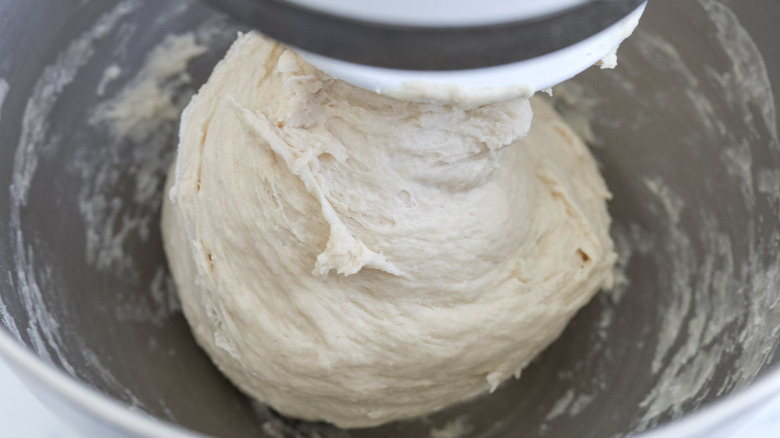 boule de pâte dans un batteur sur socle