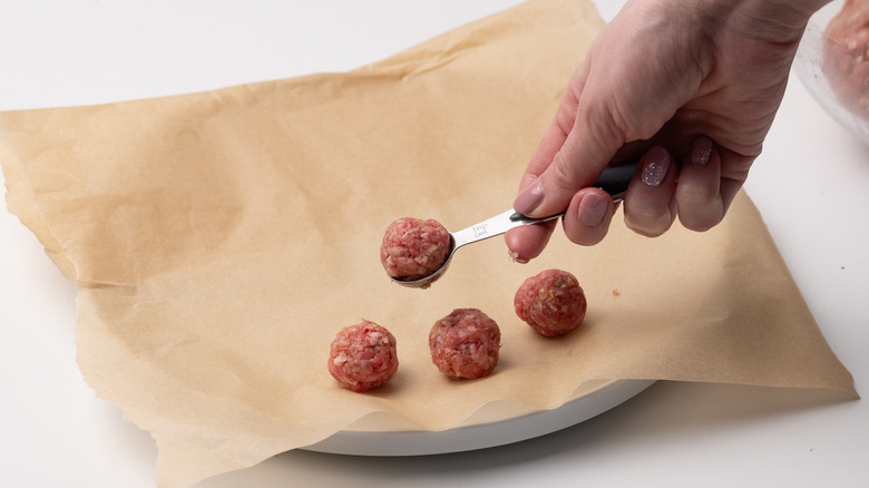 former des boulettes de viande à l'aide d'une cuillère à café