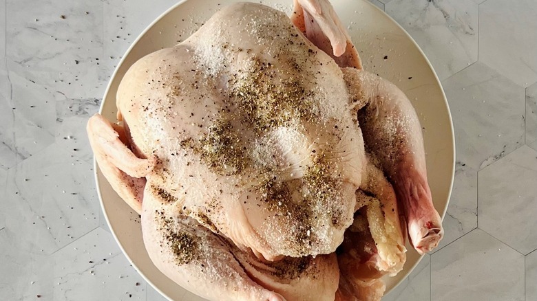 poulet cru avec sel et poivre