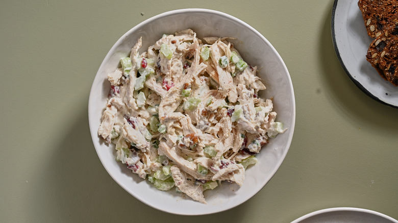 salade de poulet dans un bol