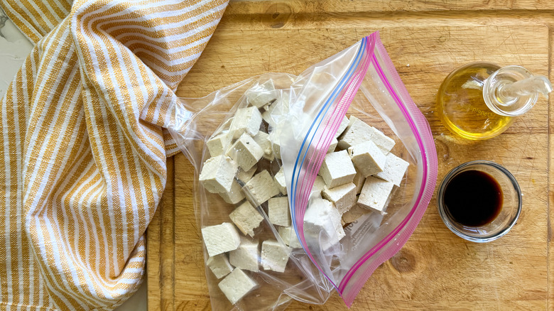 tofu dans un sac en plastique