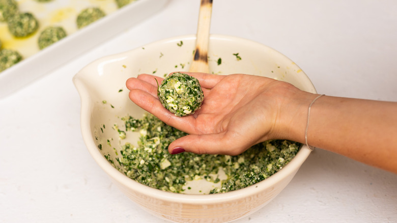 boule de quinoa végétarien moulée à la main 