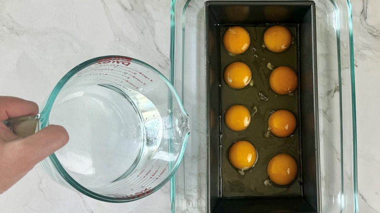 moule à pain avec oeufs au bain-marie