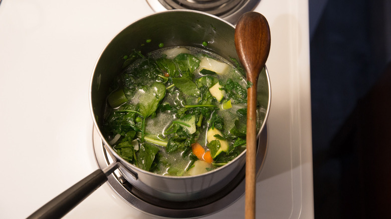 soupe verte mijotant sur la cuisinière