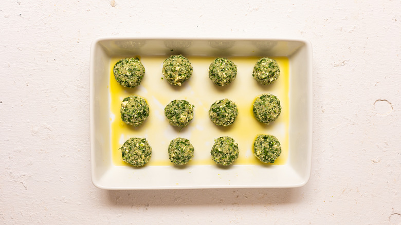 boulettes de quinoa aux épinards et aux herbes dans un plat allant au four 