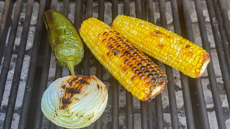 maïs, piment jalapeno et oignon sur le gril