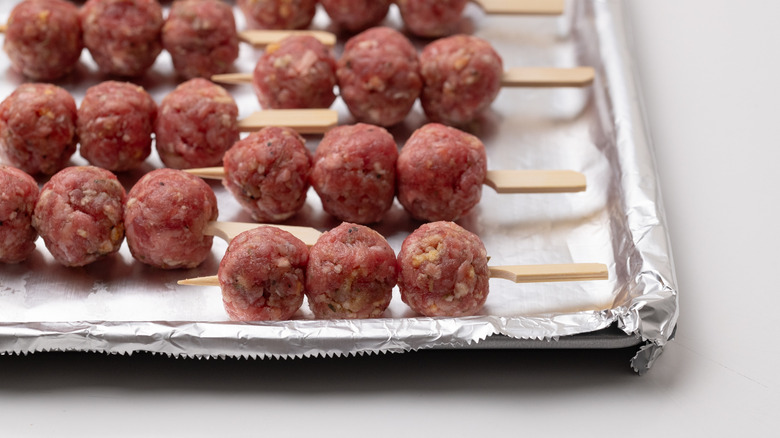 mini boulettes de viande sur brochettes