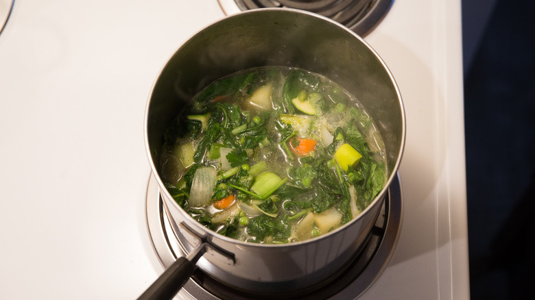 soupe de légumes bouillante sur la cuisinière