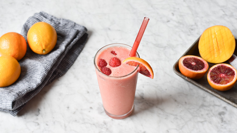 smoothie tropical à l'orange sanguine dans un grand verre