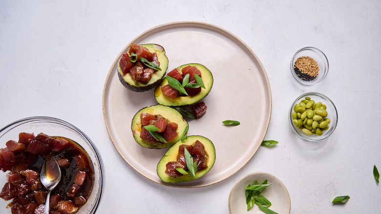 avocats farcis au thon sur assiette