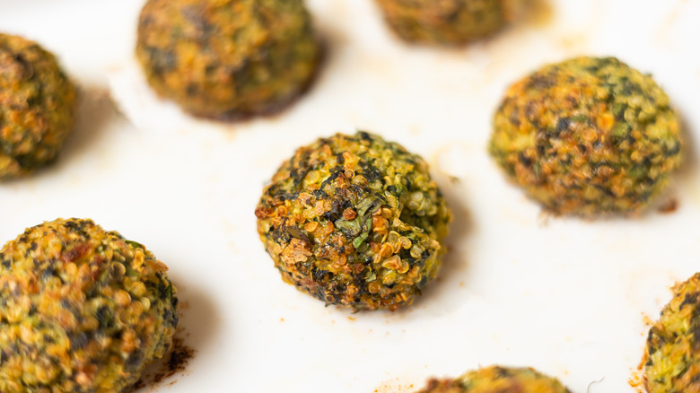 boulettes d'épinards au quinoa et aux herbes cuites au four 