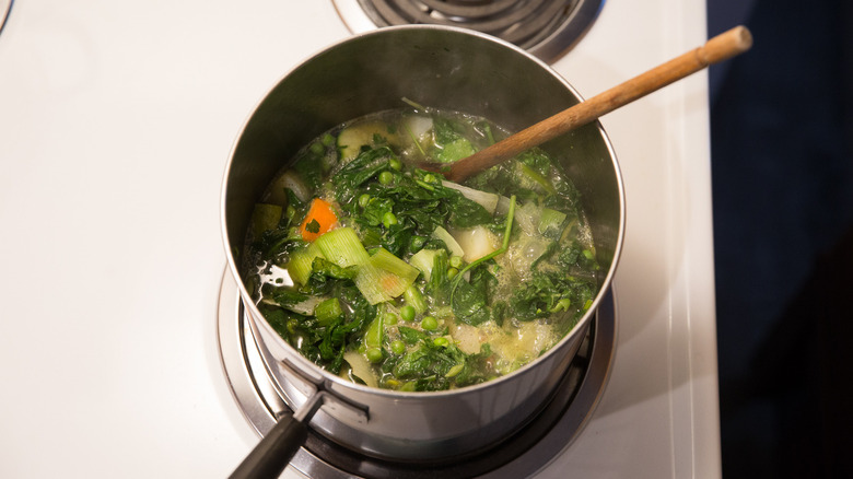 soupe de légumes mijotant sur la cuisinière