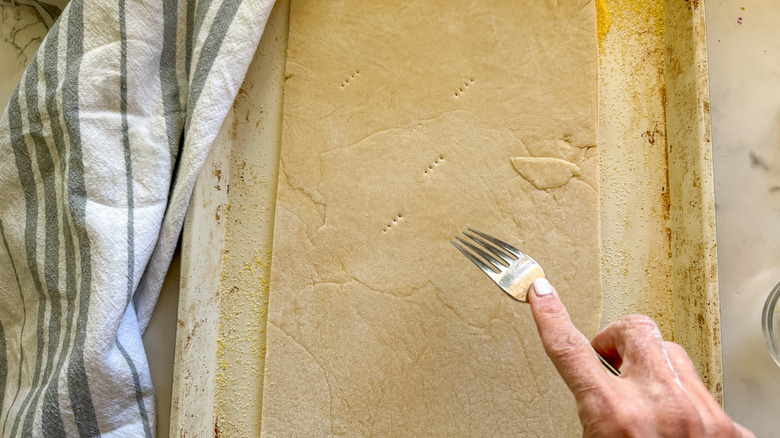 percer la pâte avec une fourchette