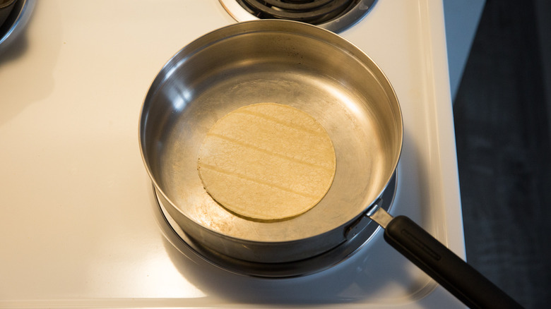 Tortilla de maïs à réchauffer dans une poêle 