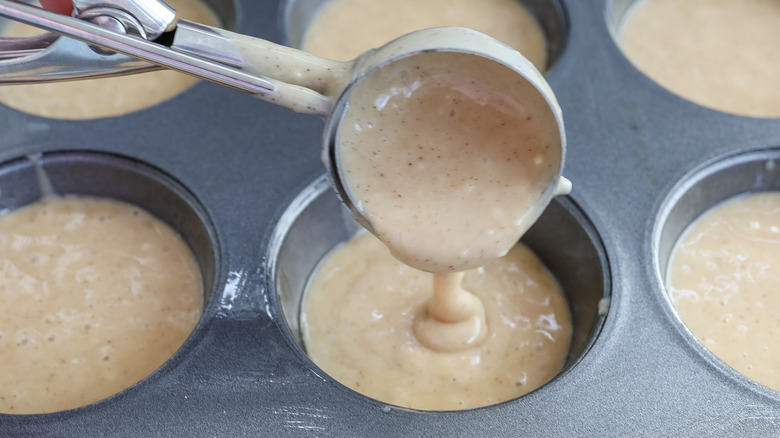 verser la pâte dans un moule à muffins