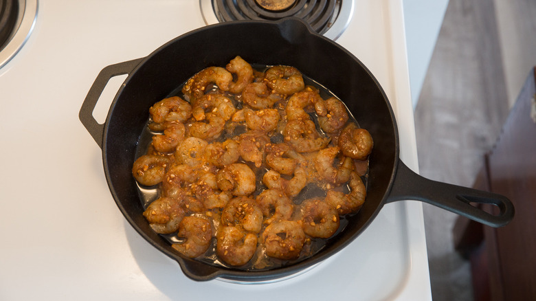 crevettes dans une poêle en fonte 