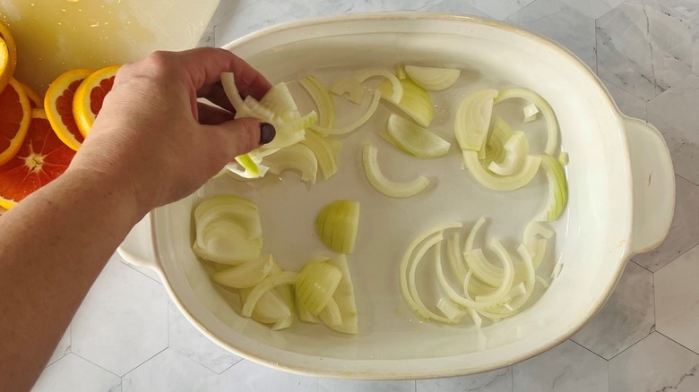 disposer l'oignon émincé dans un plat