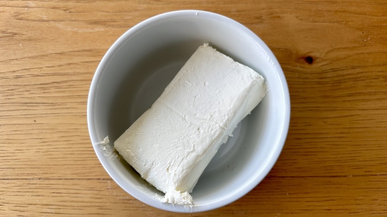 brique de fromage à la crème dans un bol