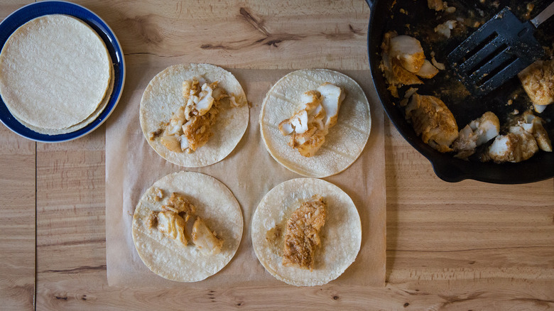 4 tacos à la morue sur la table