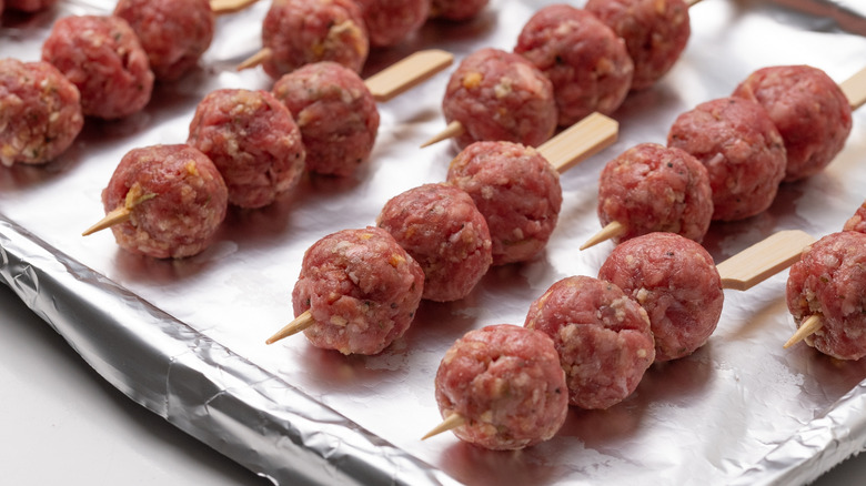 mini boulettes de viande sur brochettes