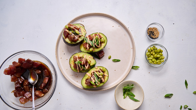 avocats farcis au poke de thon sur assiette