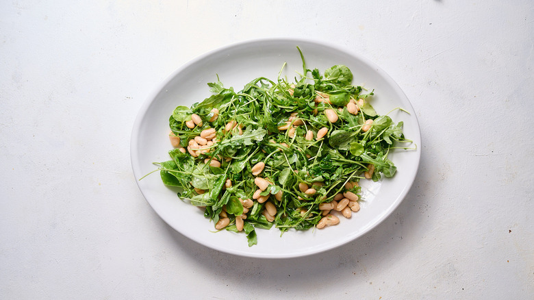 salade verte sur un plateau