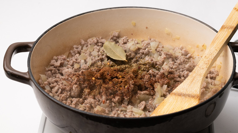 cuisson de la dinde à la poêle avec des herbes et des épices 