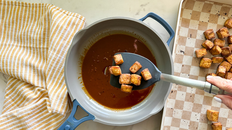 ajouter du tofu à la poêle de sauce