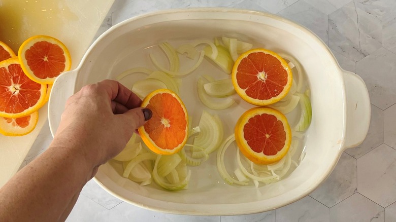 disposer les tranches d'orange dans un plat sur les oignons