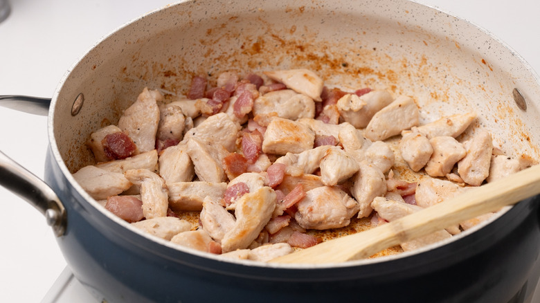 poulet et bacon à la poêle