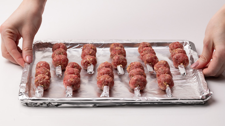 mini boulettes de viande sur brochettes