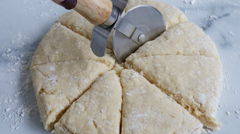 trancher la pâte à scone