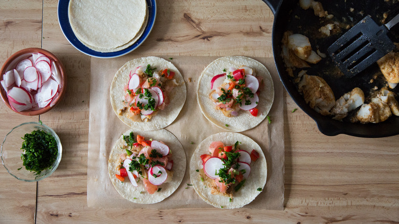 4 tacos au poisson sur la table 