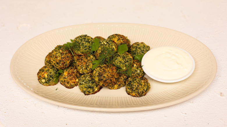 boulettes de quinoa aux épinards et aux herbes sur assiette 