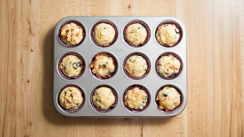 muffins cuits au four dans un moule à muffins 