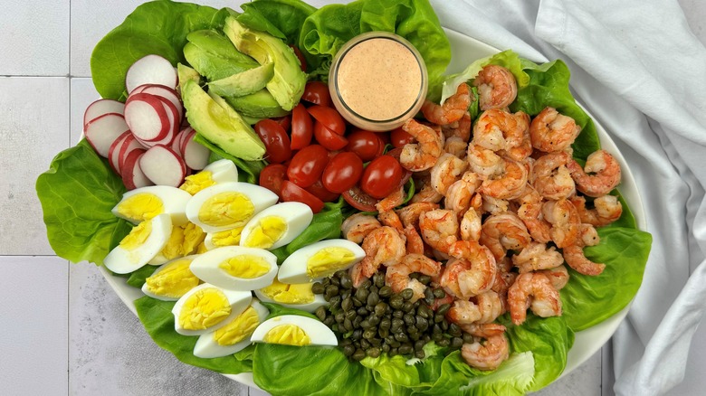 salade de crevettes louie aux œufs et à l'avocat