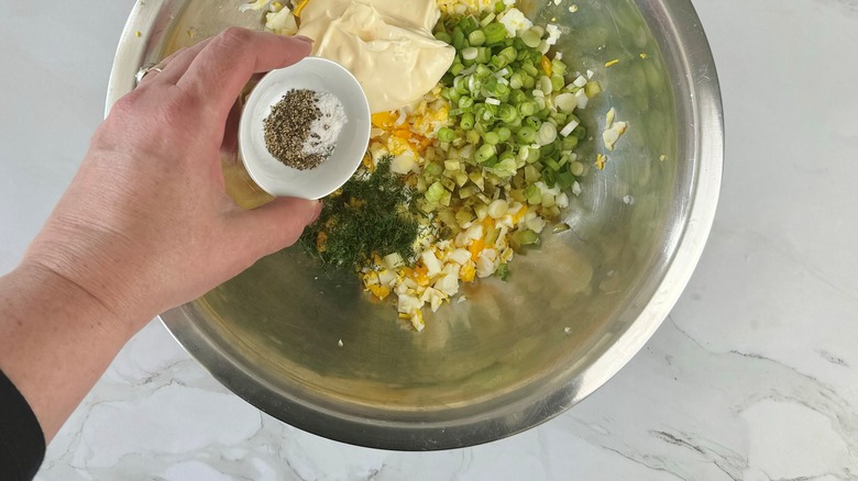 ajouter du sel et du poivre à la salade aux œufs