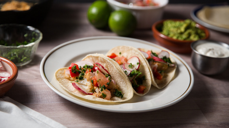 3 tacos au poisson dans une assiette