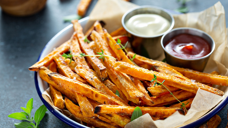 Frites de patates douces au sel et au poivre